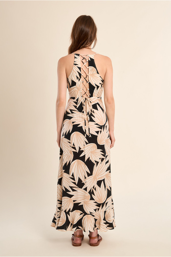 Vestido largo, con estampado y volantes.