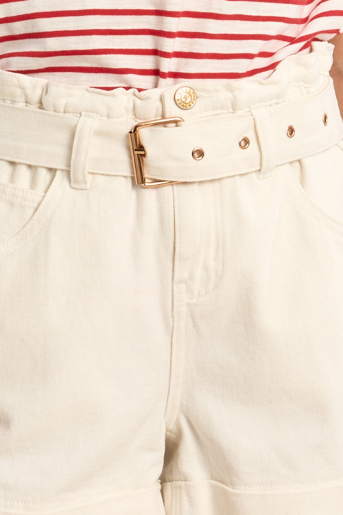 Short de mujer vaquero, con cinturón.