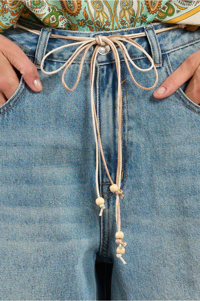 Bermuda de mujer vaquera, detalle lazada.