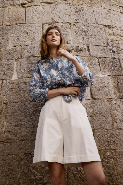 Short de mujer corto, detalle pliegues.