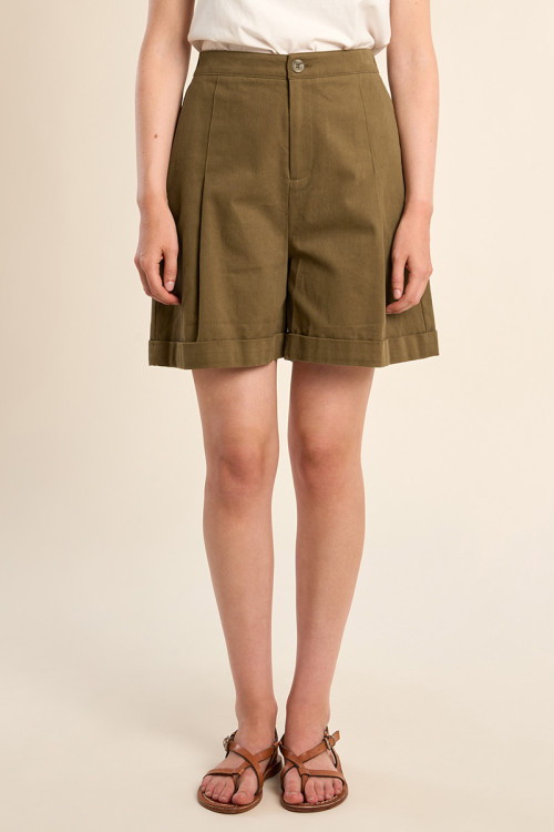 Short de mujer corto, detalle pliegues.