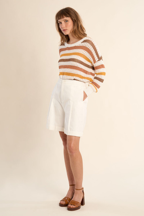 Short de mujer corto, detalle pliegues.