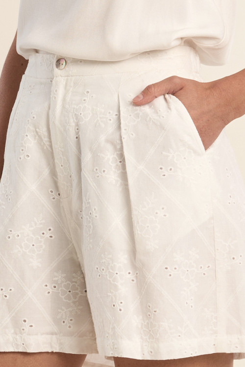 Short de mujer corto, motivo paisley.