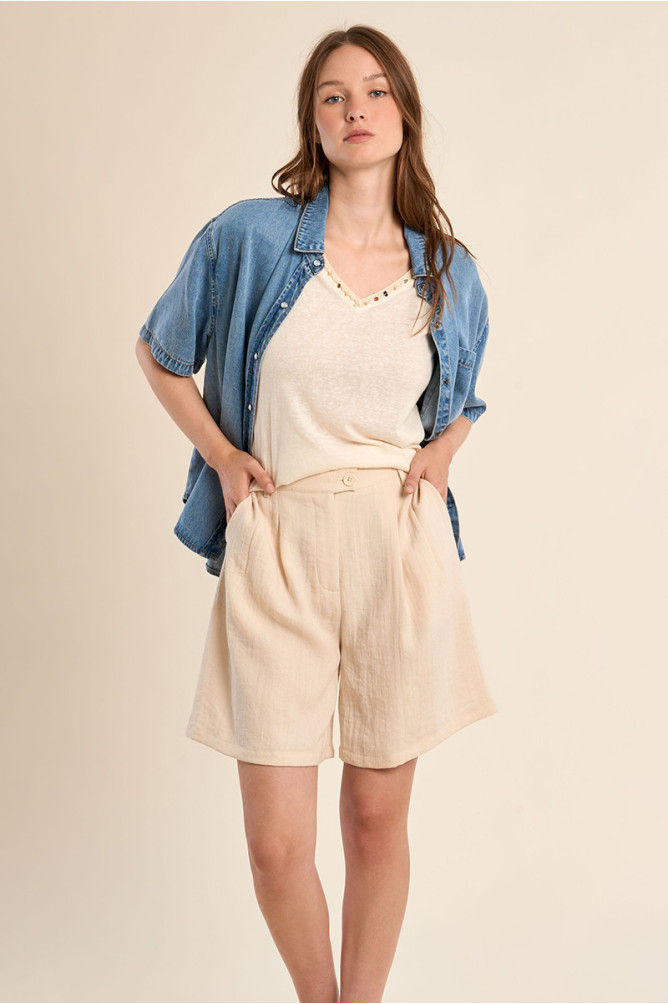 Short de mujer recto, detalle pinzas.