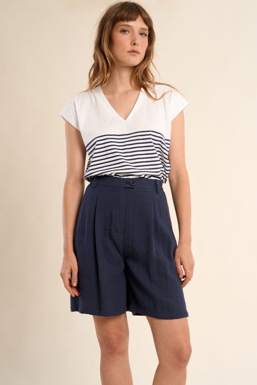 Short de mujer recto, detalle pinzas.