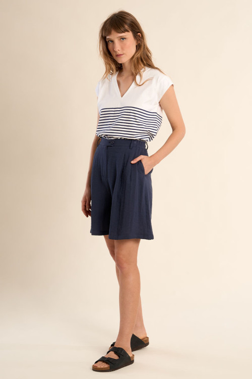 Short de mujer recto, detalle pinzas.