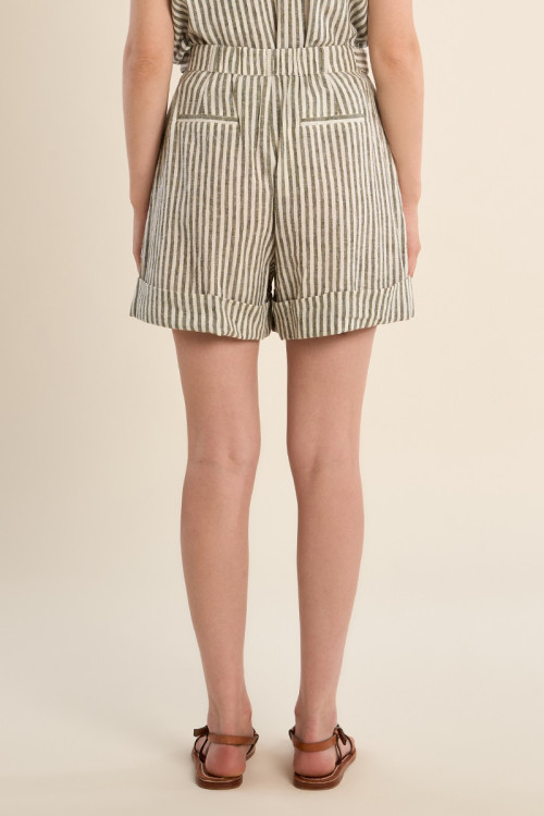 Short de mujer corto, estampado rayas.