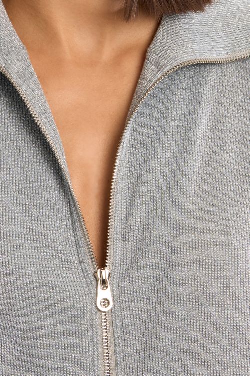 Jersey de mujer de manga larga, cuello alto.