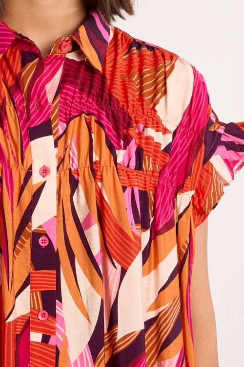 Vestido corto, camisero, con estampado y pliegues.