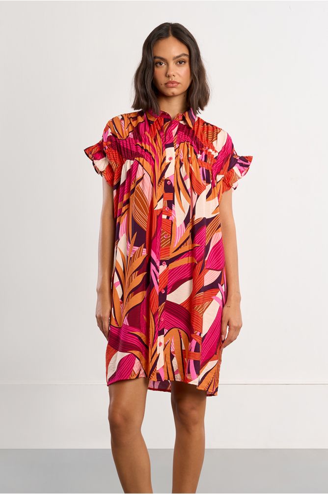 Vestido corto, camisero, con estampado y pliegues.