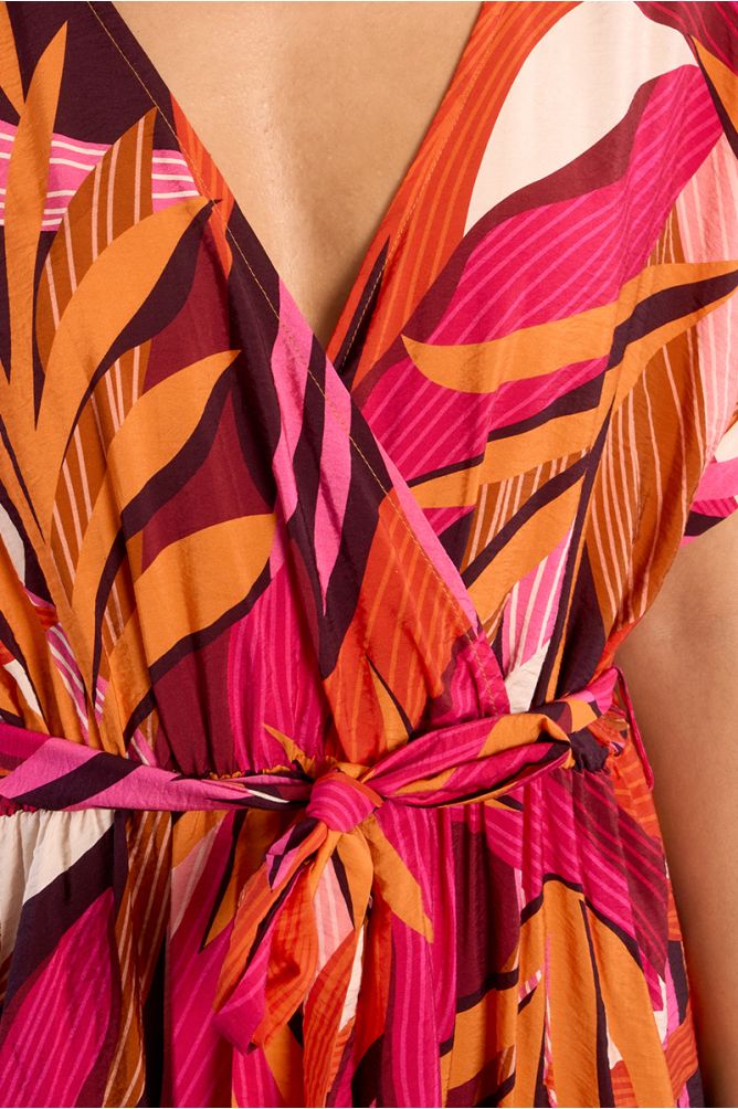 Vestido largo, de manga corta, con estampado y lazada.