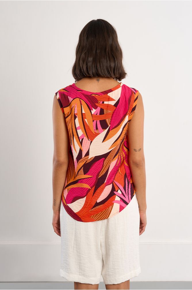 Top de mujer de manga sisa, con estampado.