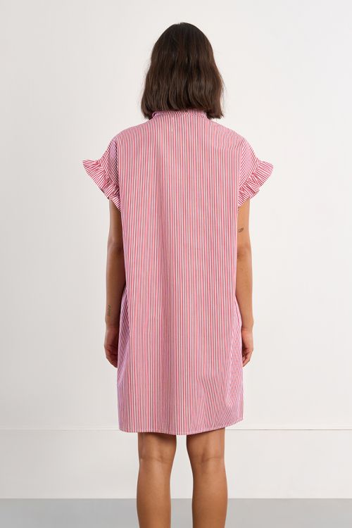Vestido corto, camisero, con estampado y pliegues.
