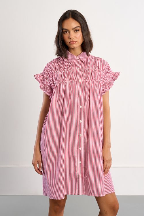 Vestido corto, camisero, con estampado y pliegues.