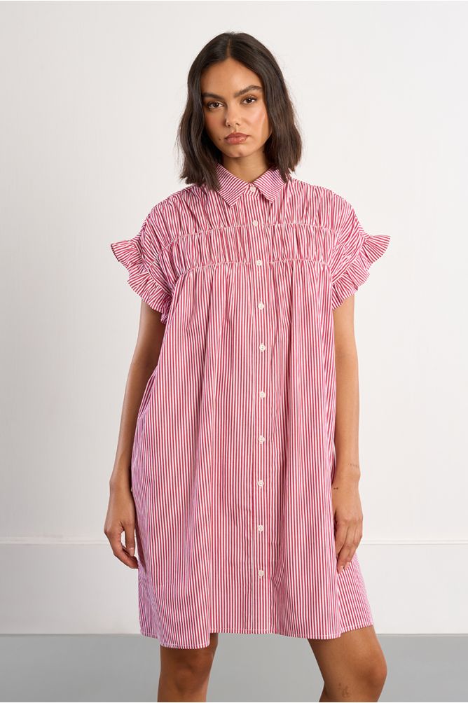 Vestido corto, camisero, con estampado y pliegues.