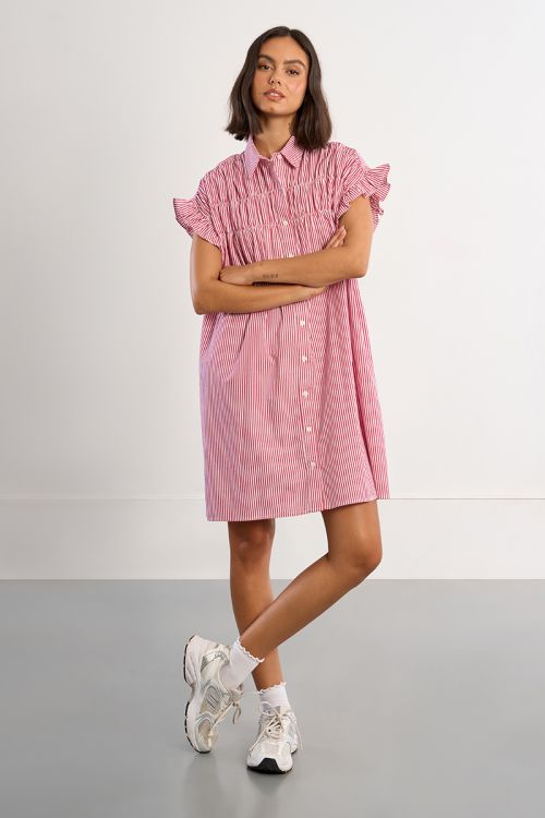 Vestido corto, camisero, con estampado y pliegues.