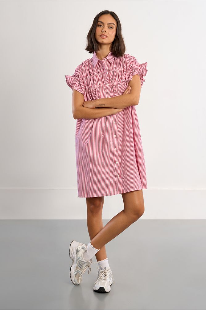 Vestido corto, camisero, con estampado y pliegues.