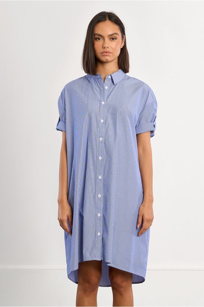 Vestido camisero, de manga corta, estampado rayas y abalorios.
