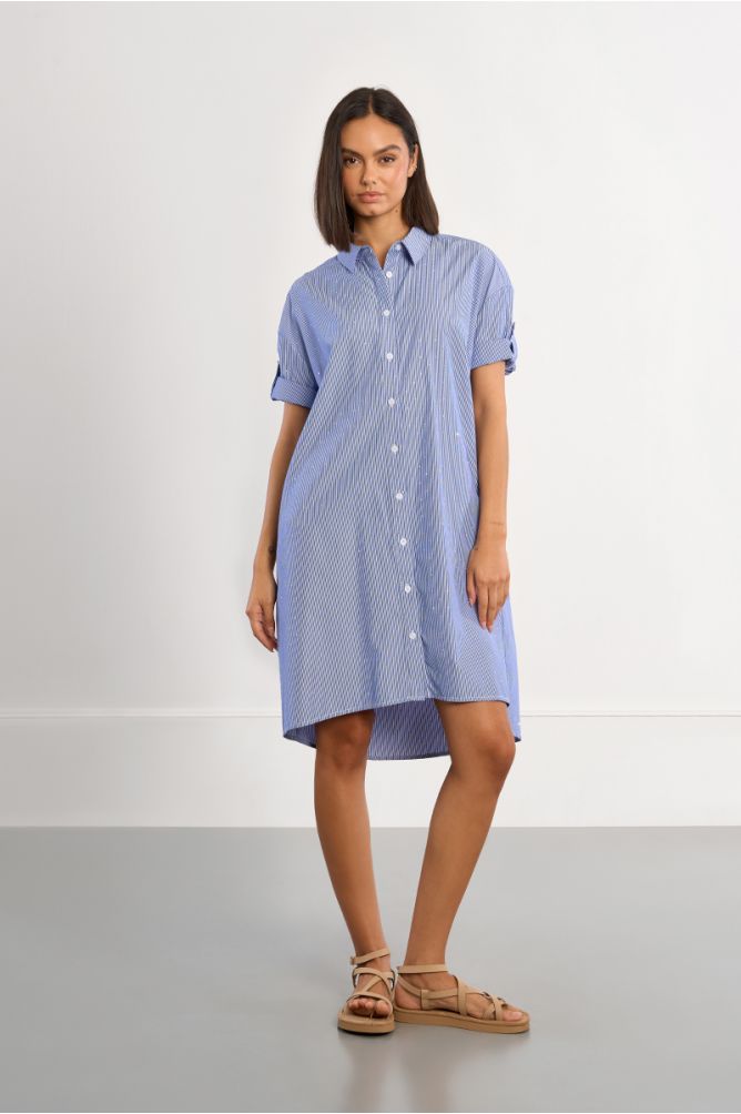 Vestido camisero, de manga corta, estampado rayas y abalorios.