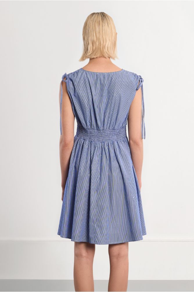 Vestido corto, sin manga, estampado rayas.