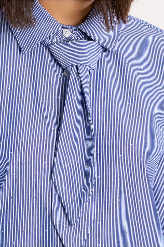 Camisa de mujer de manga larga, asimétrica, con estampado.