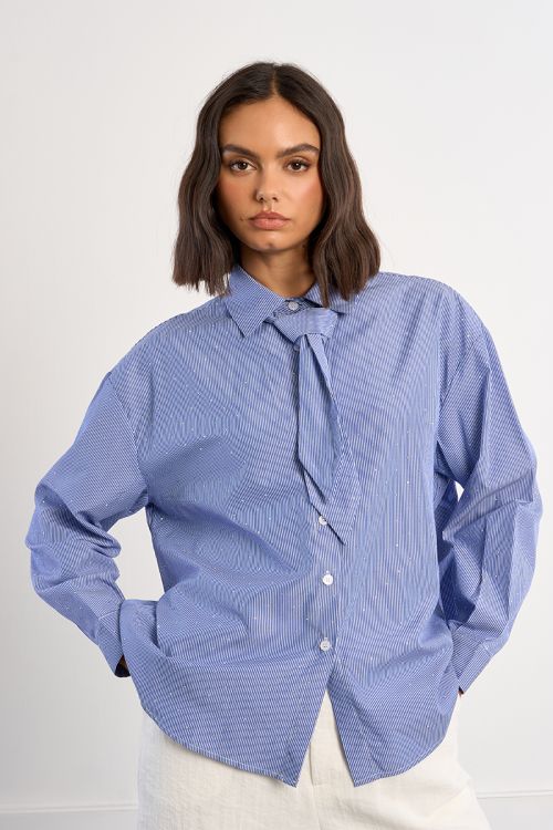Camisa de mujer de manga larga, asimétrica, con estampado.
