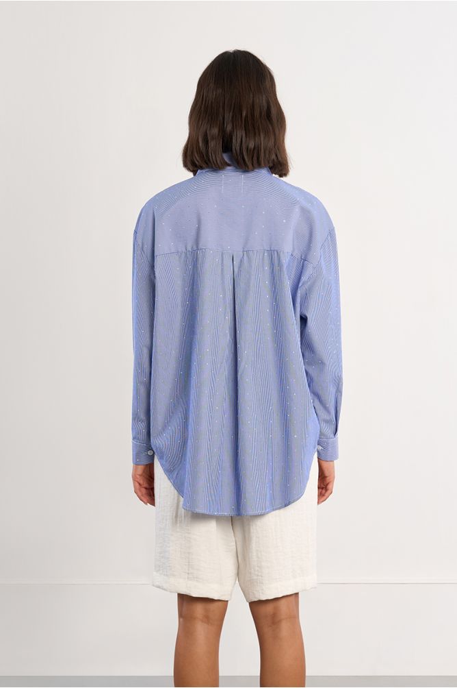 Camisa de mujer de manga larga, asimétrica, con estampado.