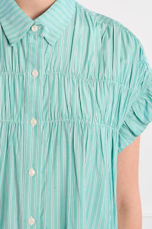 Vestido corto, camisero, con estampado y pliegues.