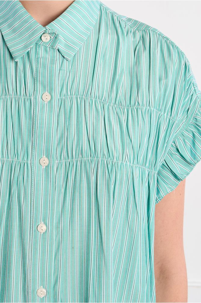 Vestido corto, camisero, con estampado y pliegues.