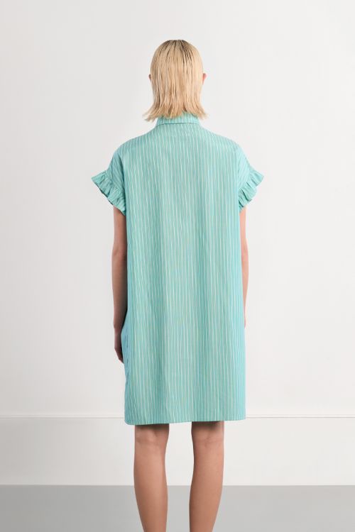 Vestido corto, camisero, con estampado y pliegues.