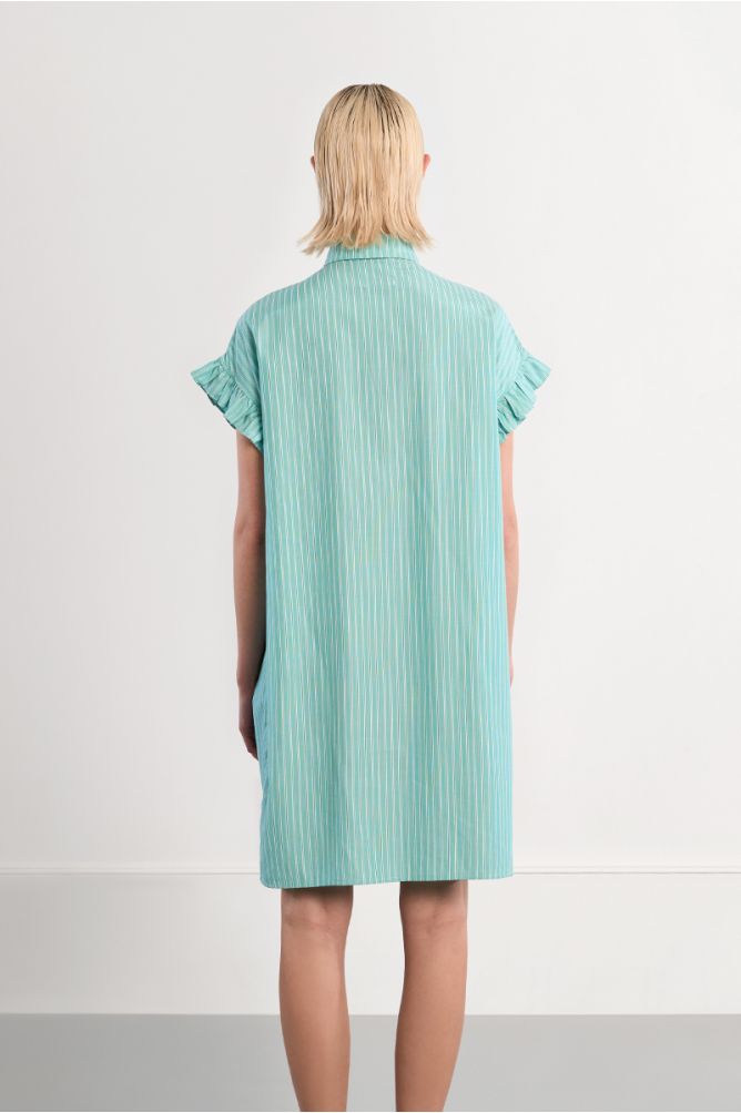 Vestido corto, camisero, con estampado y pliegues.