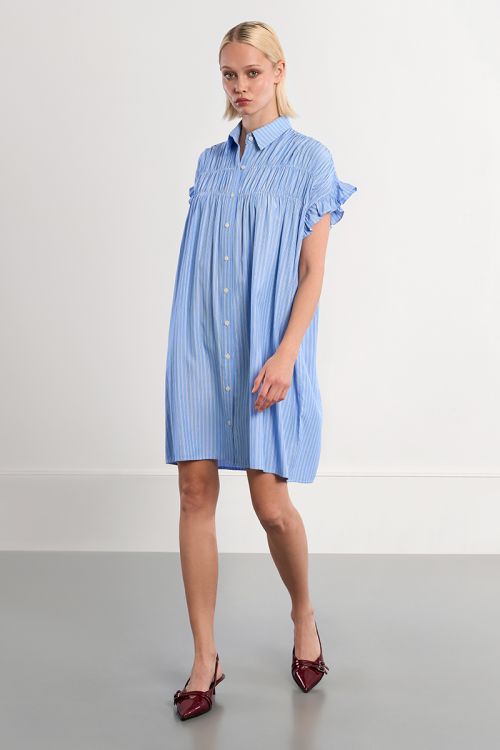 Vestido corto, camisero, con estampado y pliegues.
