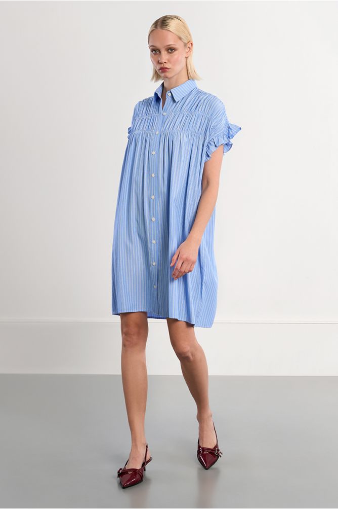 Vestido corto, camisero, con estampado y pliegues.