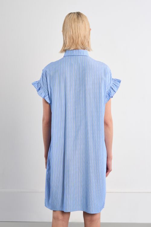 Vestido corto, camisero, con estampado y pliegues.