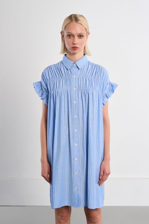 Vestido corto, camisero, con estampado y pliegues.