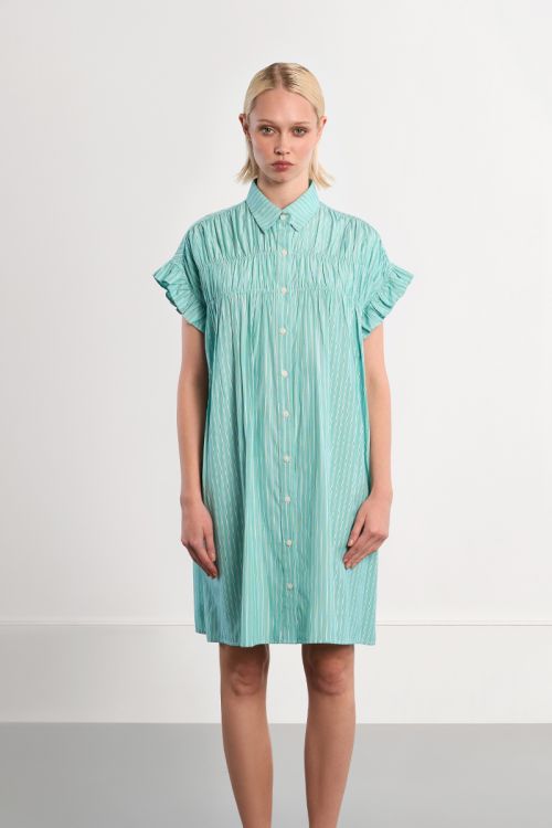 Vestido corto, camisero, con estampado y pliegues.
