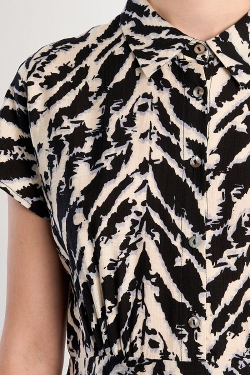 Vestido de manga corta con cuello solapa y estampado.
