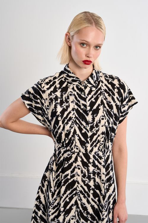 Vestido de manga corta con cuello solapa y estampado.