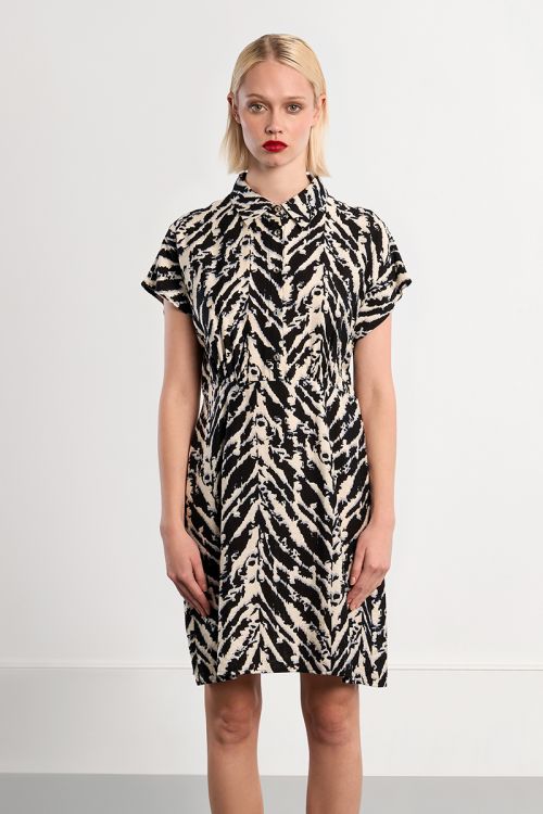 Vestido de manga corta con cuello solapa y estampado.