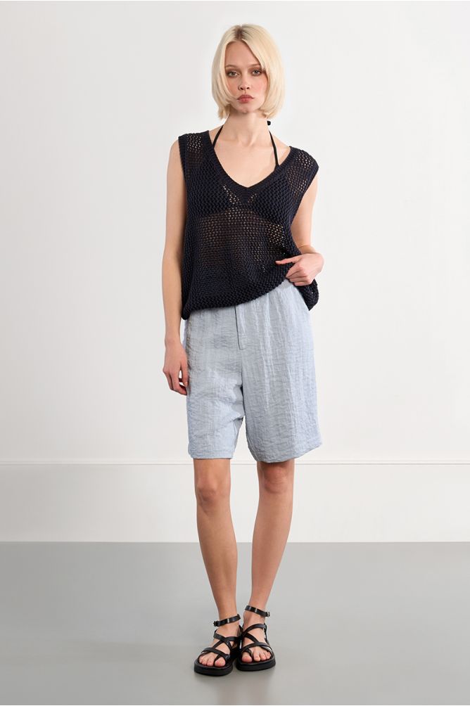 Sleeveless knitted sweater