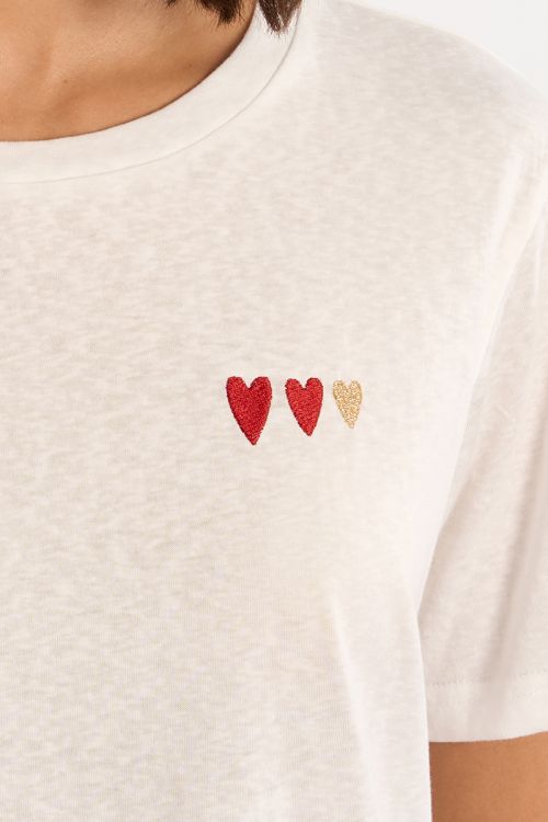 Camiseta de mujer de manga corta, detalle corazones.
