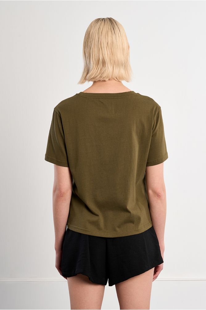 Camiseta de mujer de manga corta, detalle corazones.