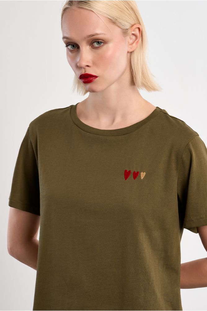 Camiseta de mujer de manga corta, detalle corazones.