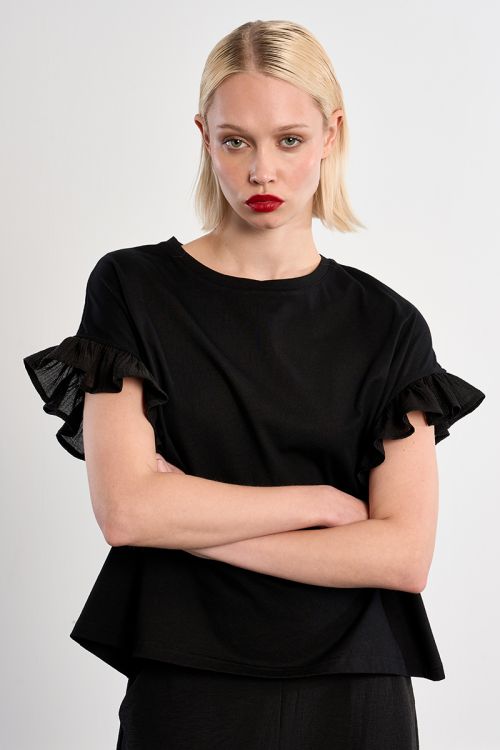 Casual T-shirt with ruffled sleeves