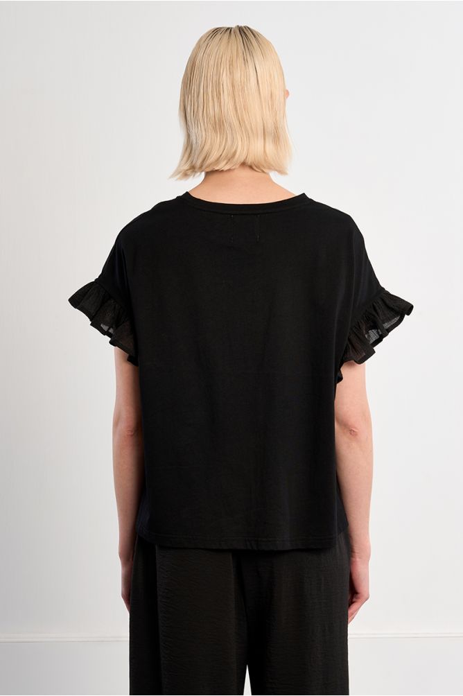 Camiseta de mujer de manga corta, con volantes.