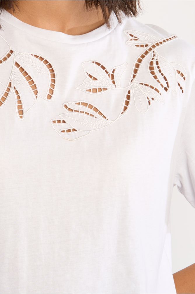 Camiseta de mujer de manga corta, detalle flores.