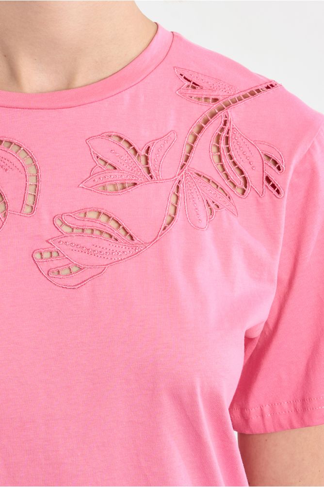 Camiseta de mujer de manga corta, detalle flores.