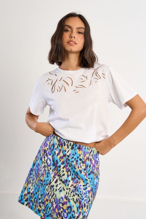 Camiseta de mujer de manga corta, detalle flores.