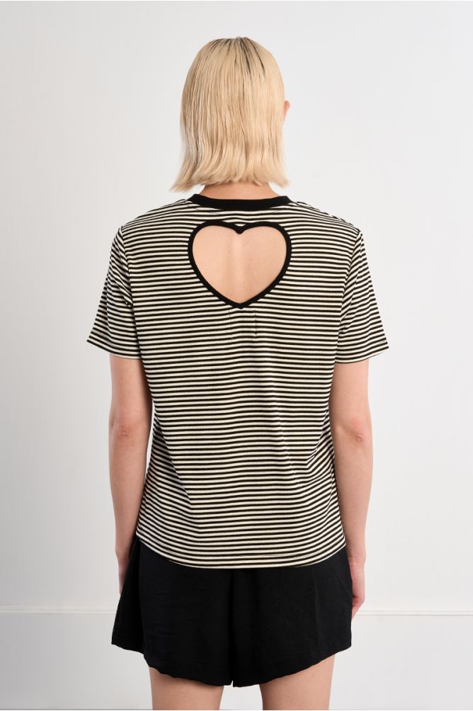 Camisa de manga corta, con estampado y corazón.