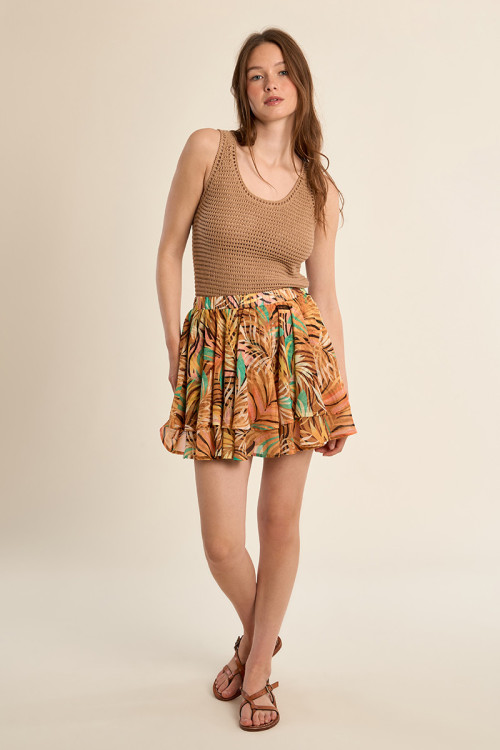 Falda corta, con estampado y volantes.